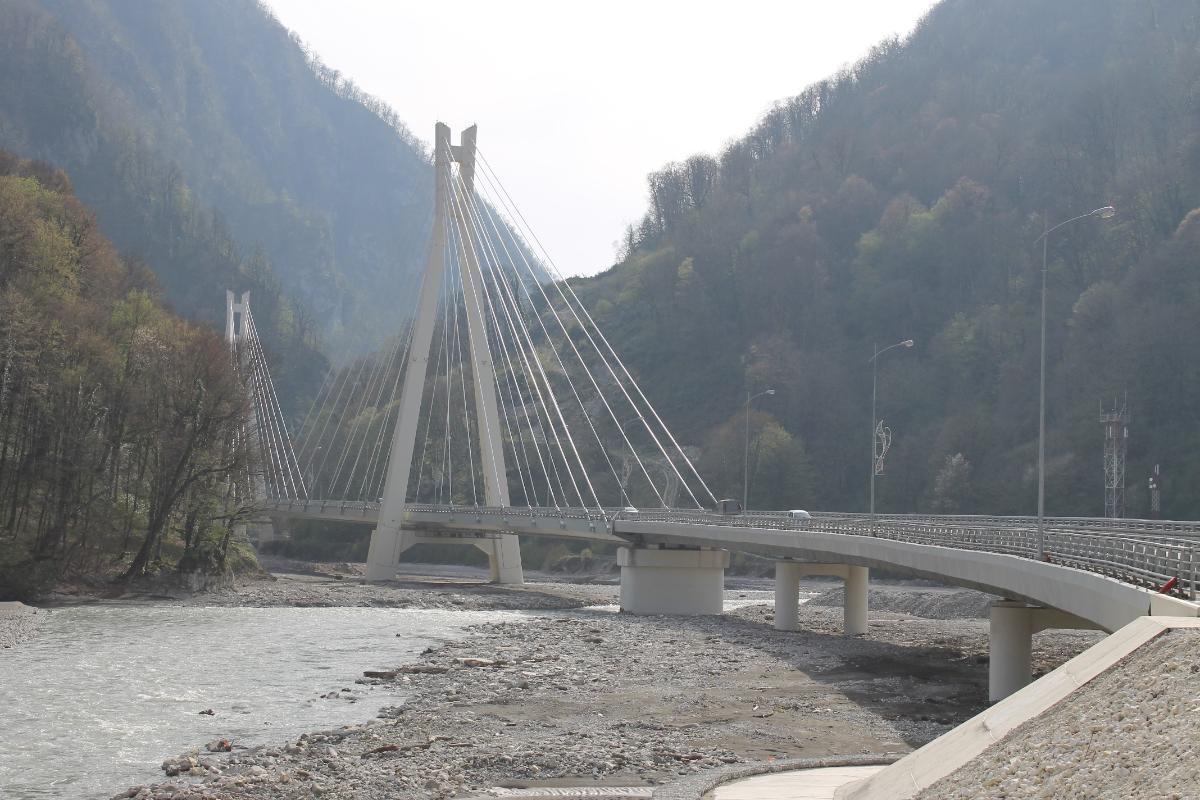 Brücke im Zuge der Straße von Adler nach Krasnaja Poljana 