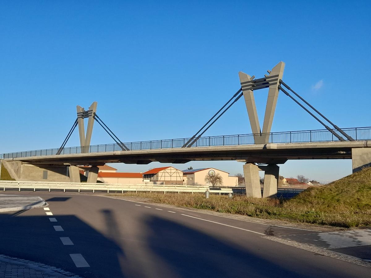 Brücke Teutschenthaler Landstraße Zwischen dem Stadtviertel Gewerbegebiet Neustadt und dem Stadtteil Nietleben über die B 80, sogen. Friedhofskreuzung, Halle (Saale), fertiggestellt September 2021