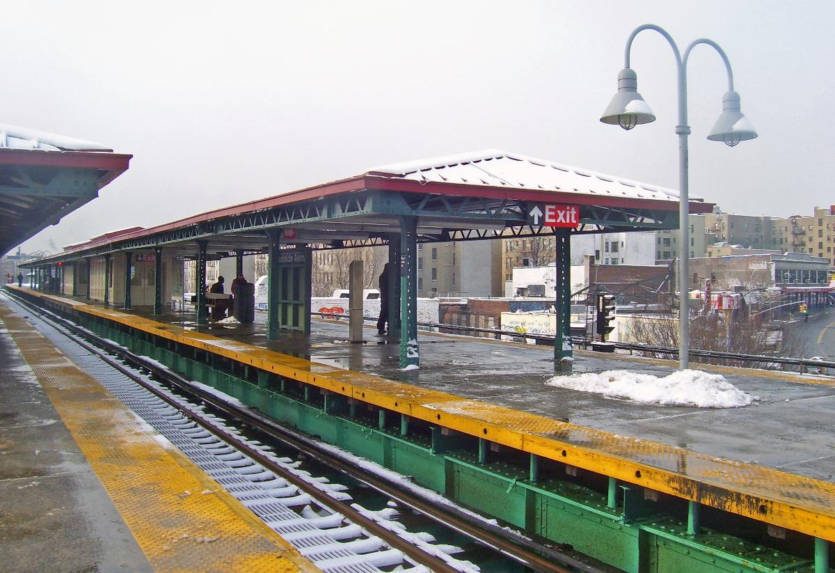 View south from platform at Burnside Avenue station on New York City's 4 subway line 