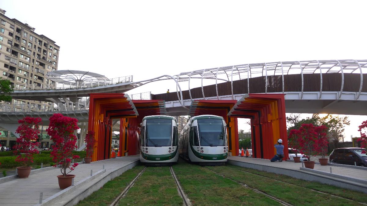 Star-of-Cianjhen Bike Bridge and the LRT Station of the same name 