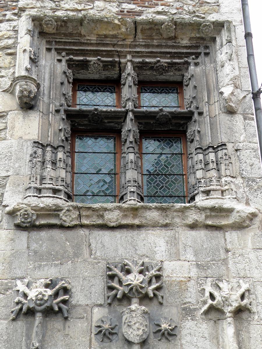 Cahors (Lot, France), hôtel de Roaldès, ou maison Henri IV, datant de fin XVe. Baie au premier étage de la façade place Henri IV 