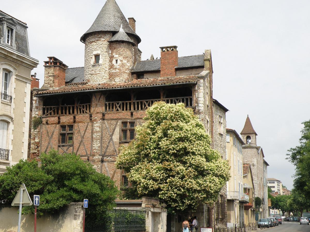 Cahors (Lot), hôtel de Roaldès, ou maison Henri IV, datant de fin XVe. Façade sud. Quai Champollion à droite 