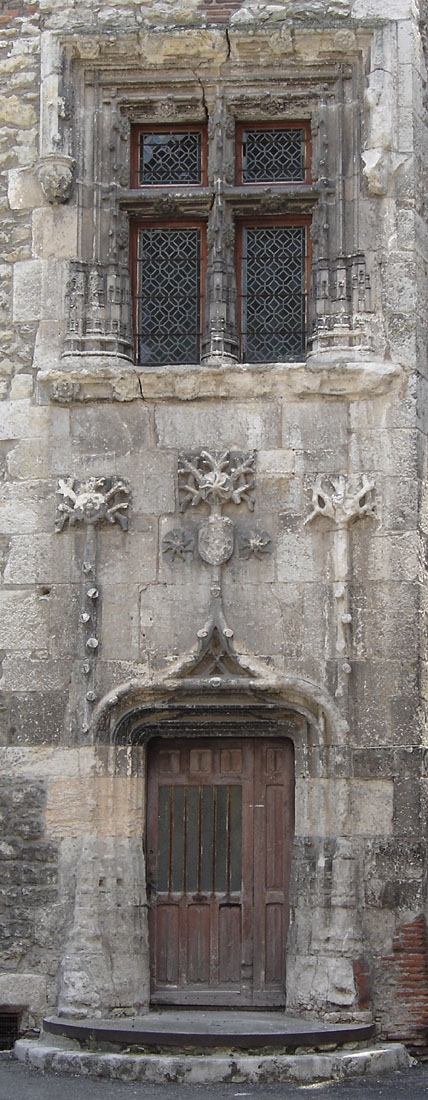 Detail of the main entrance of the 15th century Hôtel de Roaldès, also called 'House Henry IV' at Cahors, France Détail de l'entrée de l'Hôtel de Roaldès du Xve siècle, encore appelé « Maison Henri IV », à Cahors, France.