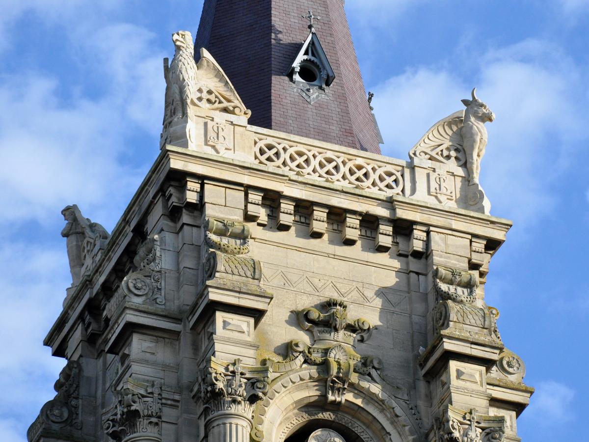 Base de la flèche de la Cathédrale Notre-Dame de Grâce de Cambrai, avec les symboles de quatre Evangélistes 
