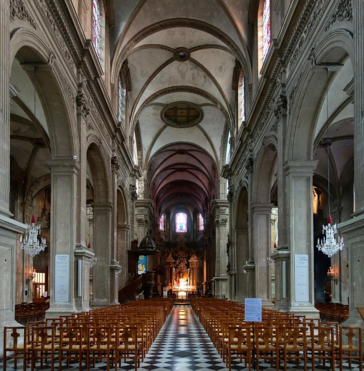 La nef de la cathédrale Notre-Dame de Grâce à Cambrai 