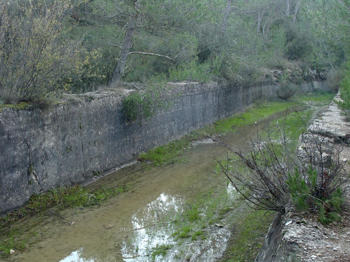 Portion du canal du Verdon en remblai sur un petit vallonnement. Ici la cuvette est bordé par un mur vertical en ciment 