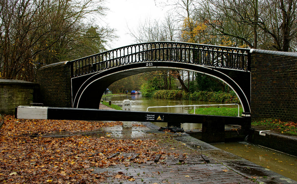 Oxford Canal Roving Bridge (243) at Isis Lock 