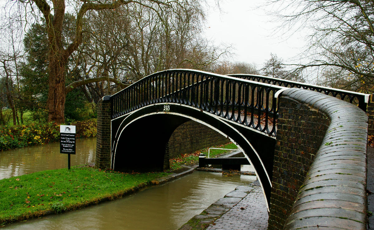 Oxford Canal Roving Bridge (243) at Isis Lock 