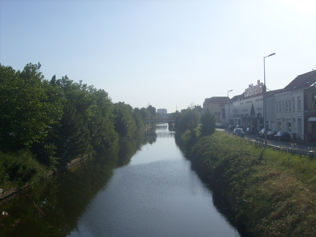 Le canal de Furnes, à gauche Coudekerque-branche, à droite Dunkerque (Rosendaël) 