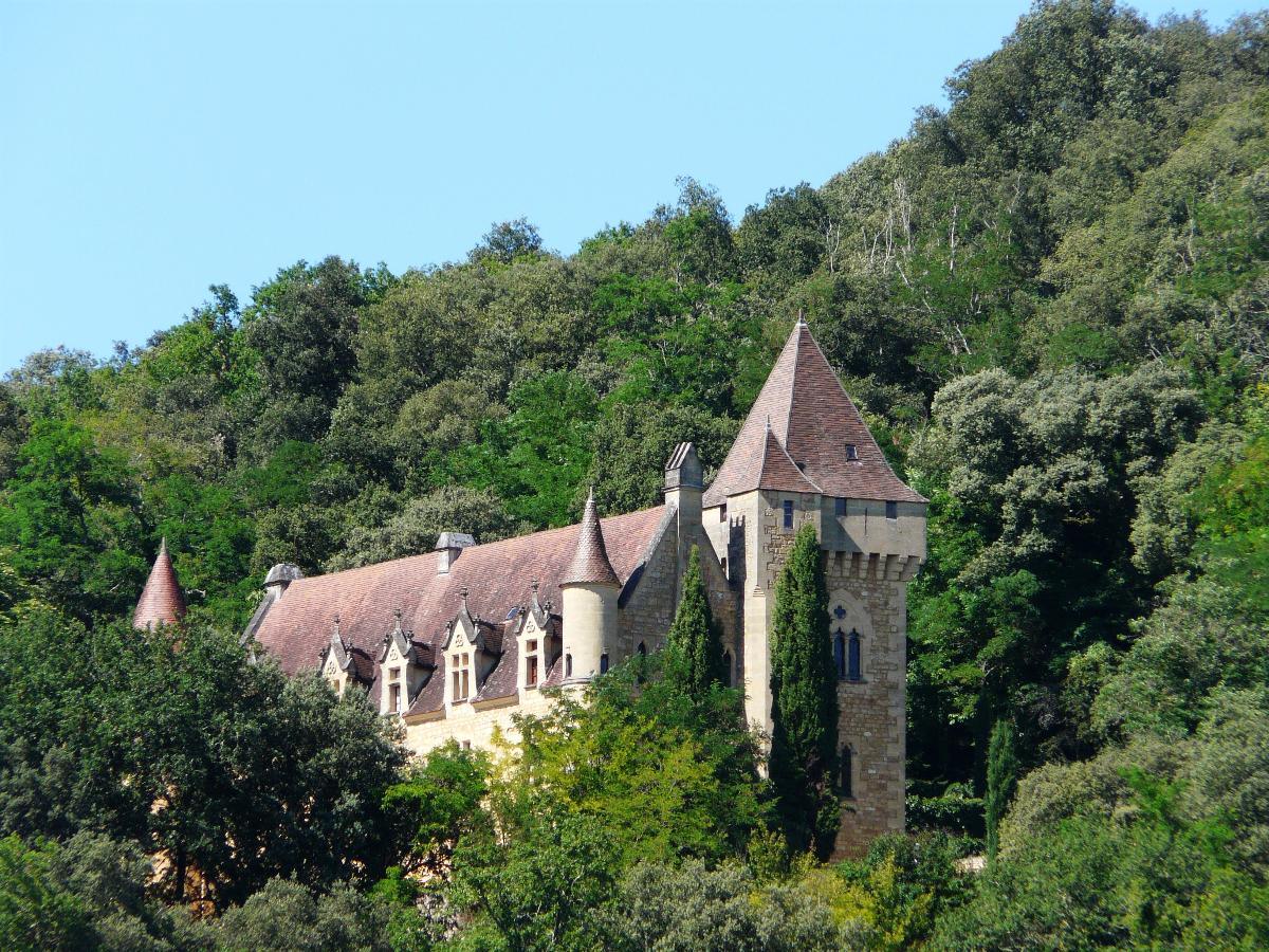 Le château de Rouffillac vu du sud, Carlux, Dordogne, France. 