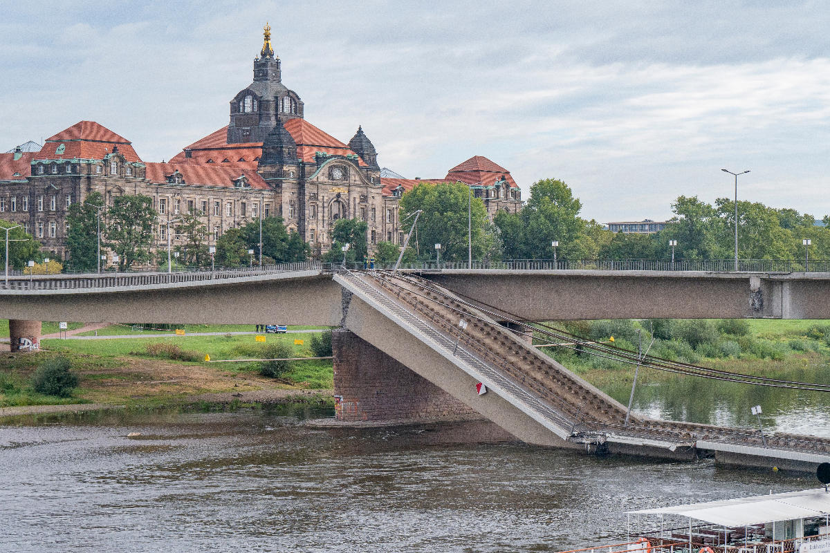 The Carola bridge in Dresden after the collapse of the central section of superstructure C. 