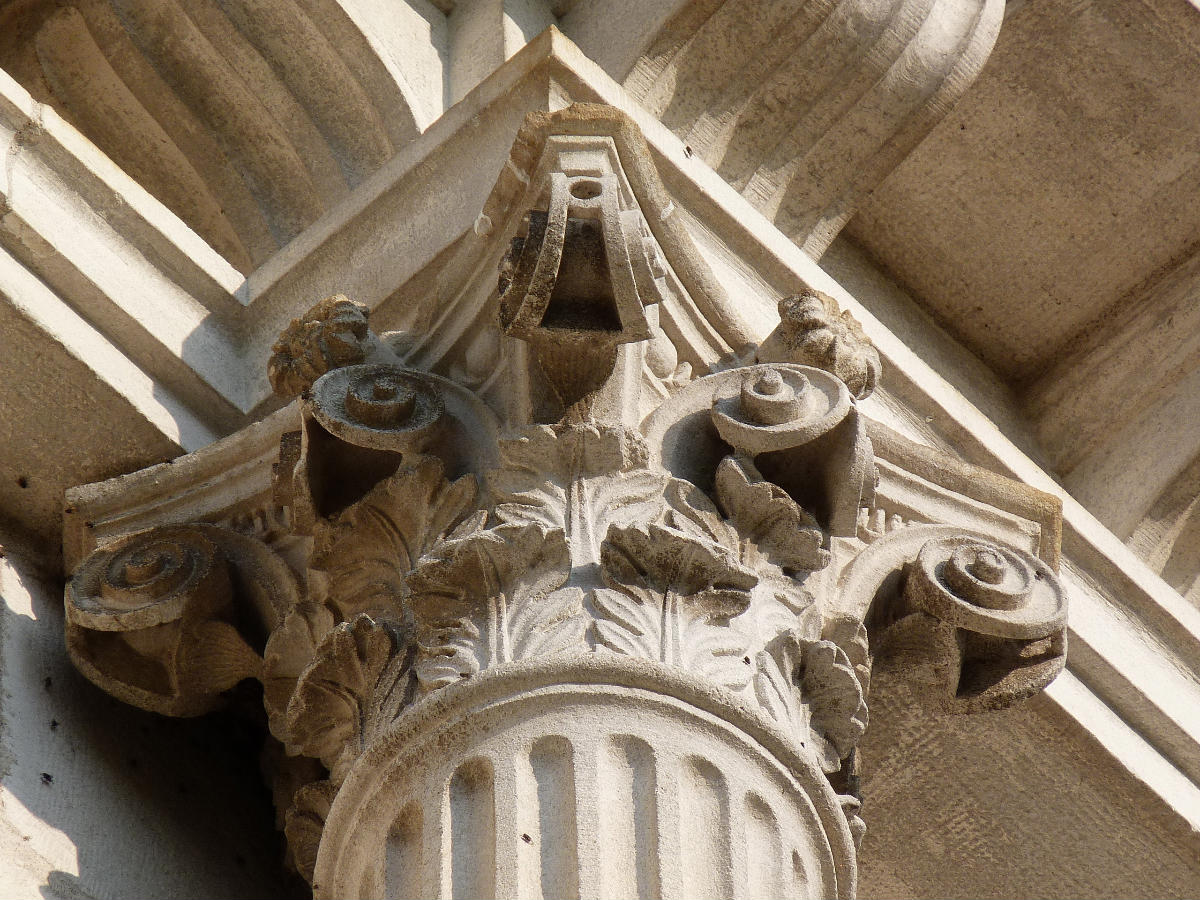 Chapiteau corinthien d'une colonne de l'aile nord (1er étage) 