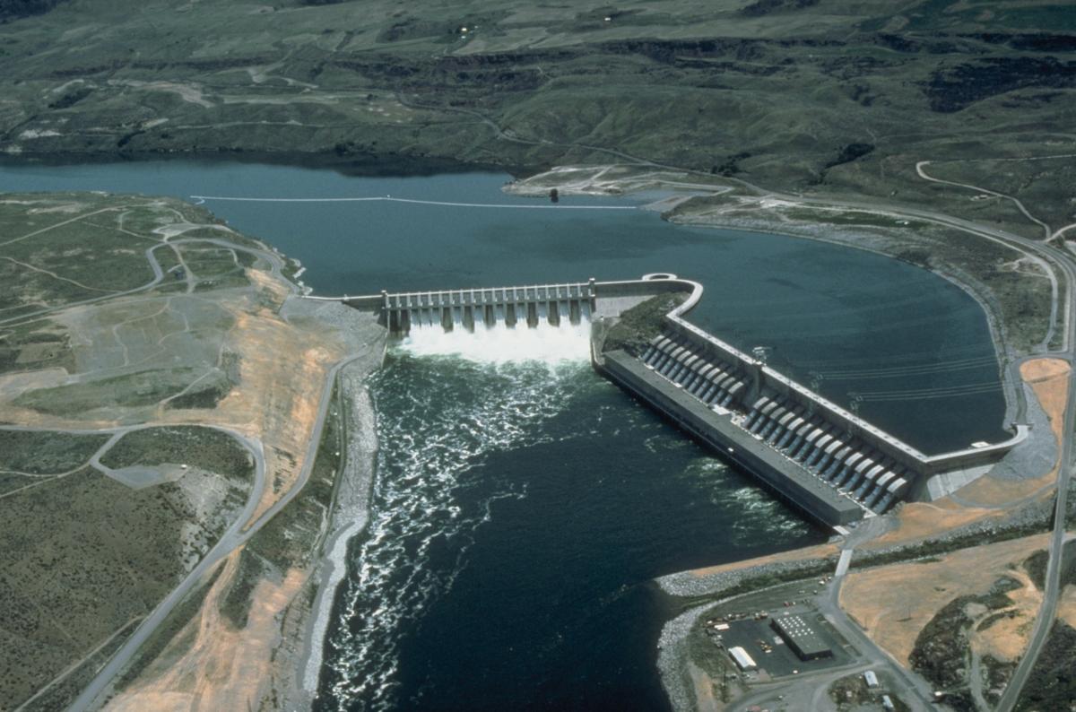 Chief Joseph Dam on the Columbia River near Bridgeport, Washington, USA. The dam is operated by the U.S. Army Corps of Engineers 