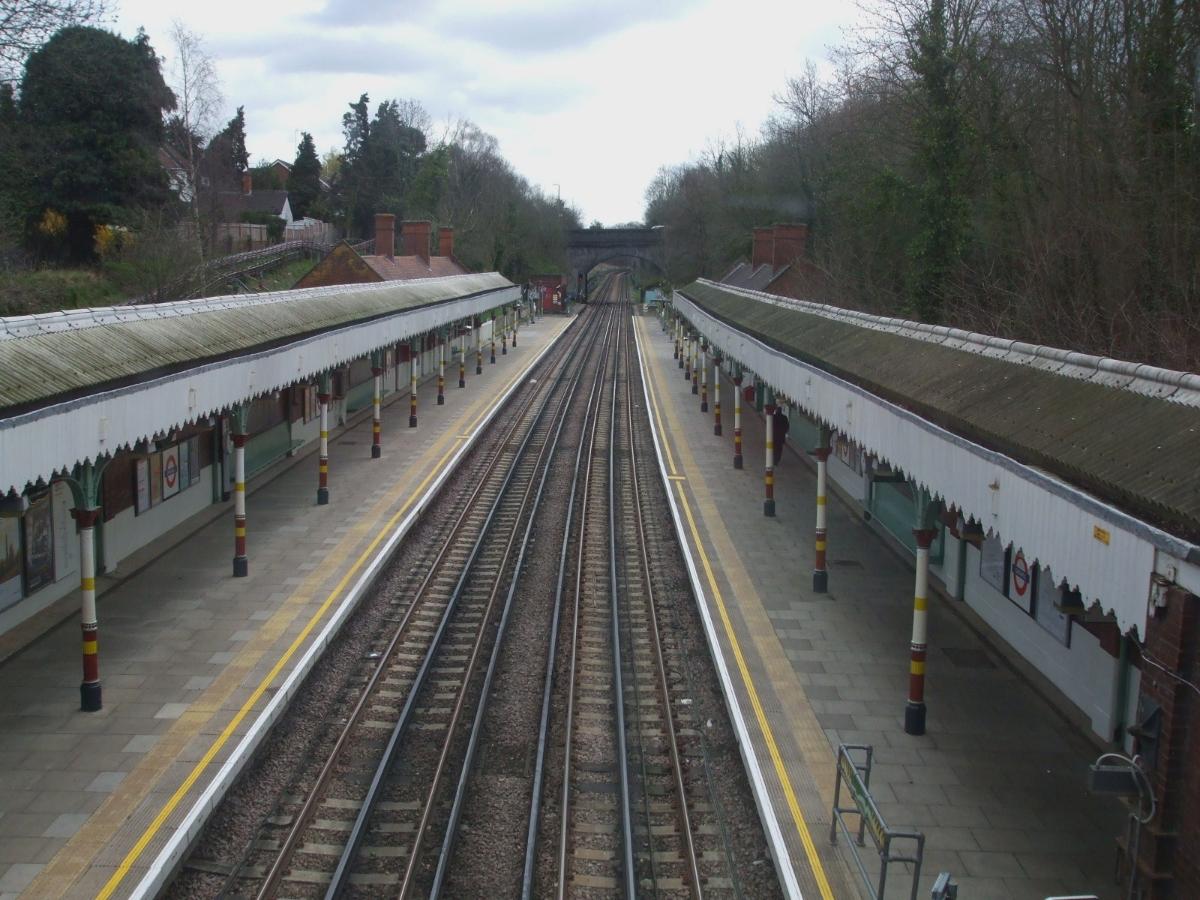 Chigwell station looking east (towards Hainault) from the station building, though operationally this is "westbound" due to the Hainault Loop 