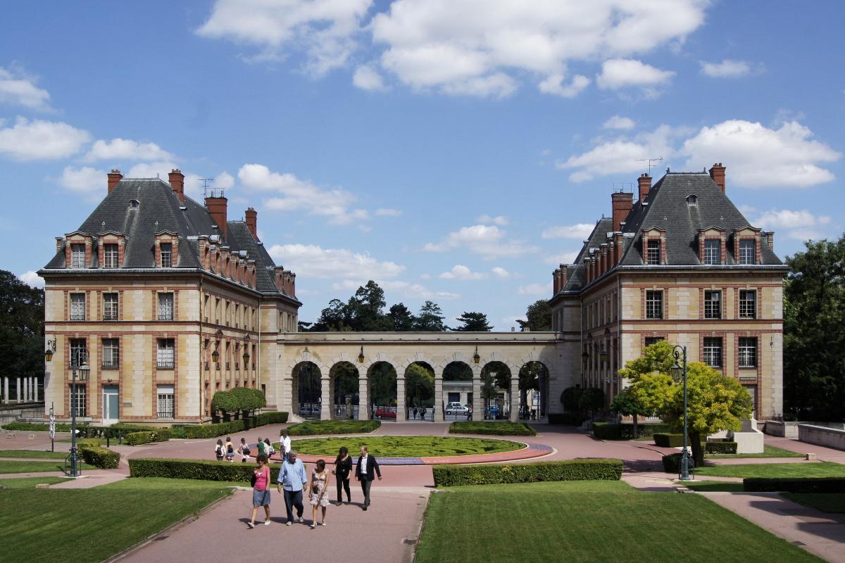 Cité Universitaire de Paris, le bâtiment se traouvant à l'entrée. 
