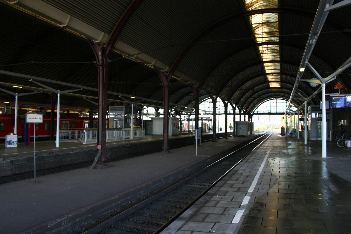 Innenraum der Bahnhofshalle in Mönchengladbach Hbf 