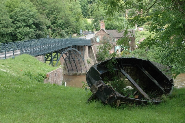 Coalport Bridge (weight restricted) &amp; derelict boat 
