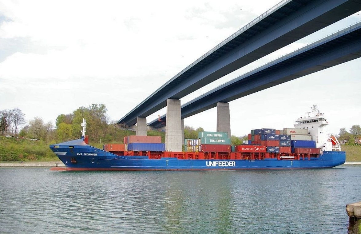 Holtenauer Hochbrücke mit dem Containerschiff WMS Groningen 