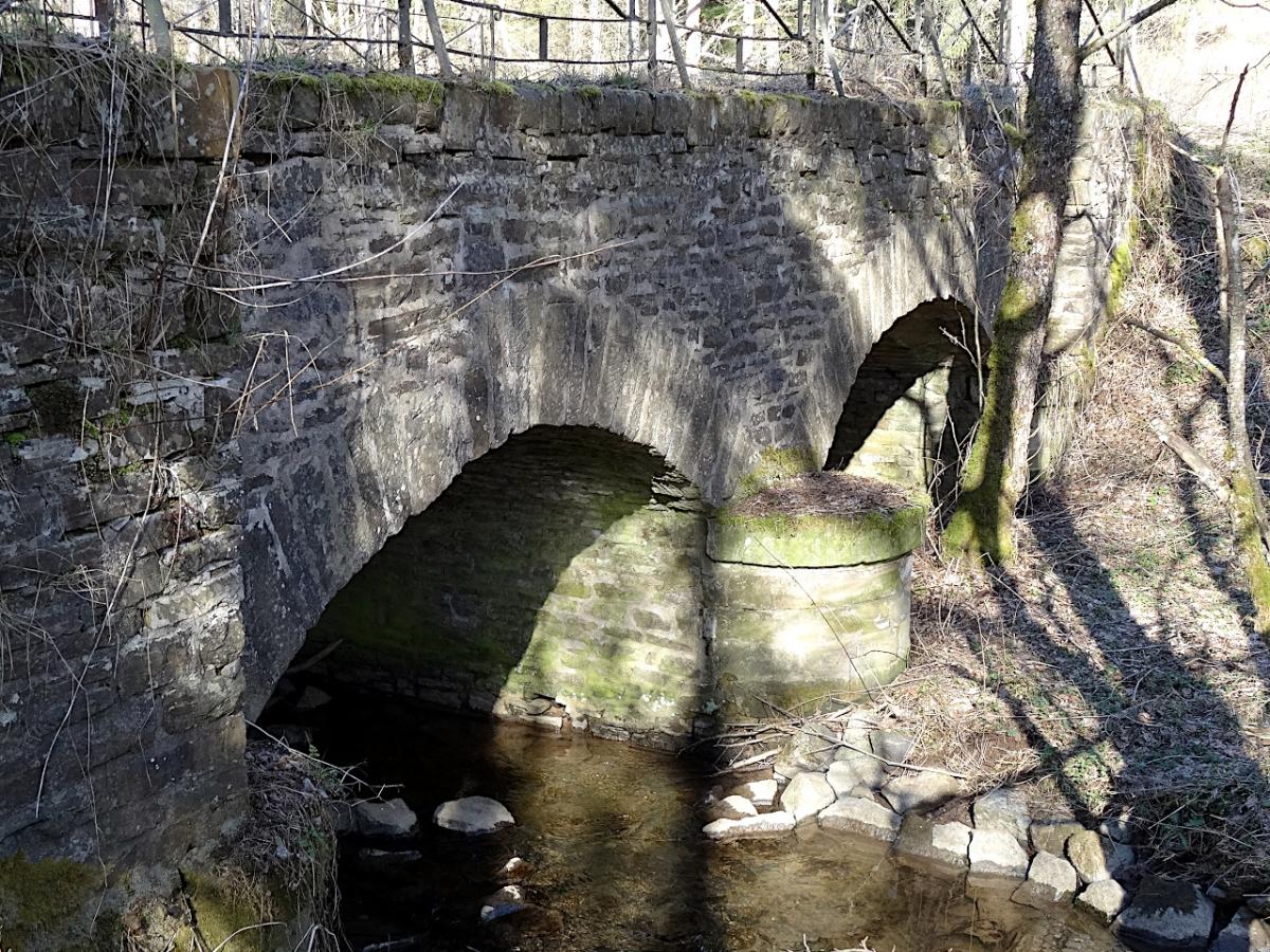 Die denkmalgeschützte Römerbrücke über den Genfbach bei Nettersheim-Frohngau im März 2021 