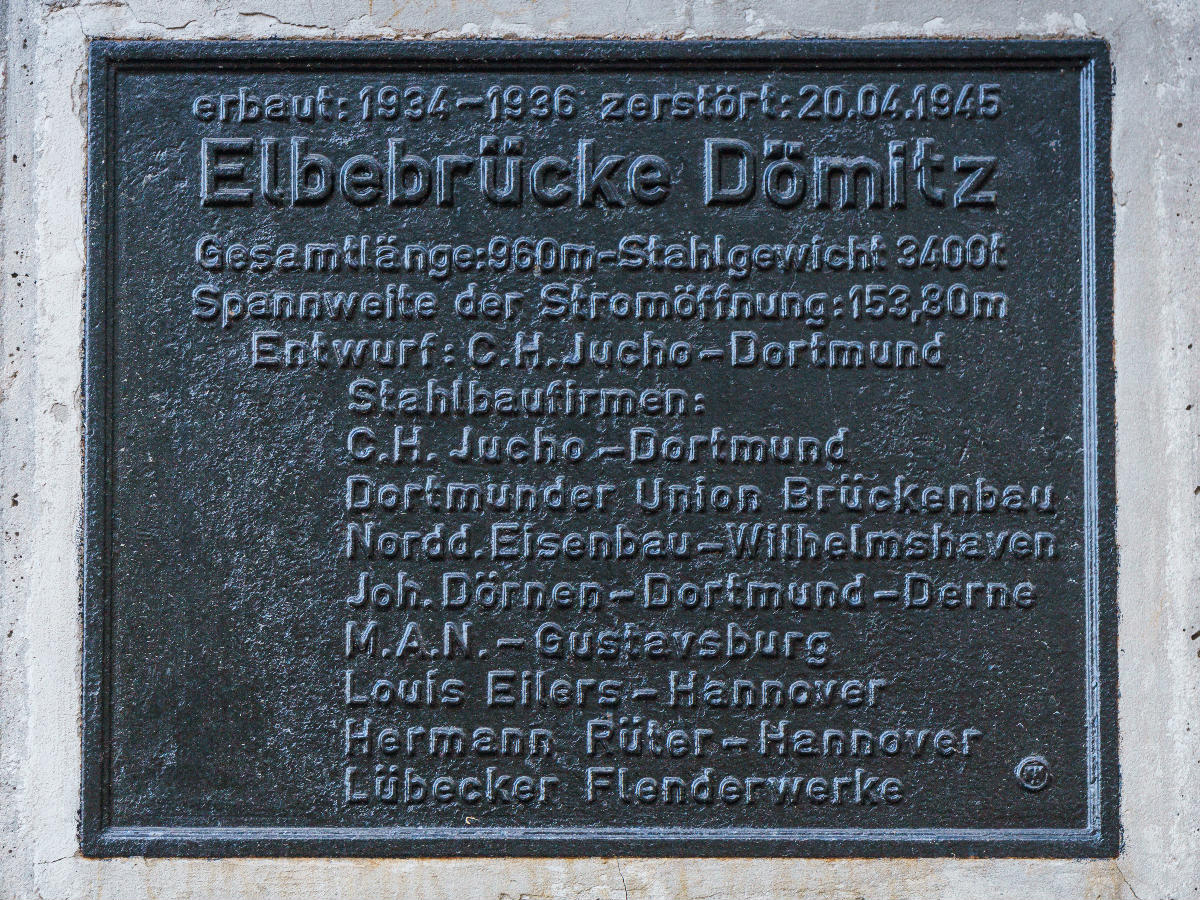 Informationstafeln am Brückenteilstück der alten Straßenbrücke über die Elbe in Dömitz 
