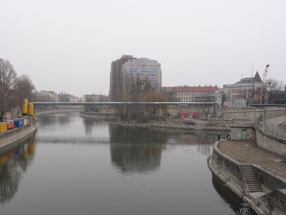 Pont-pipeline sur le canal du Danube 