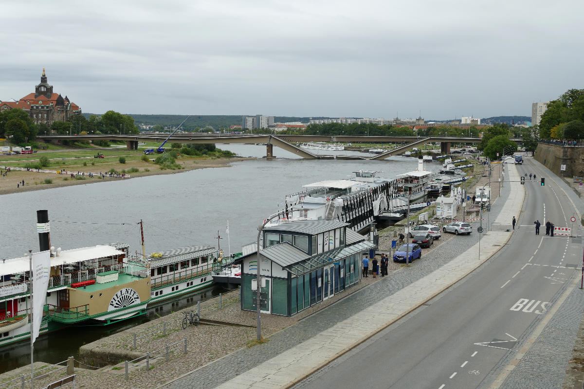 Die am 11. September 2024 teilweise eingestürzte Carolabrücke in Dresden Westansicht von der Brühlschen Terrasse um 15 Uhr (etwa zwölf Stunden nach dem Einsturz).