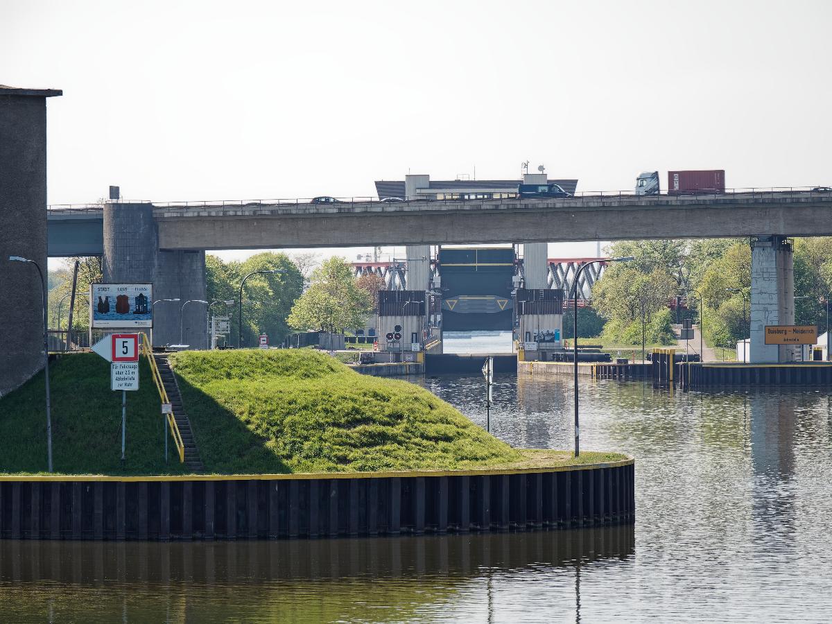 Rhein-Herne-Kanal in Duisbug-Meiderich links der Beginn des Verbindungskanals zur Ruhr. Dahinter die Schleuse Meiderich mit geöffnetem Hubtor zum Unterwasser.