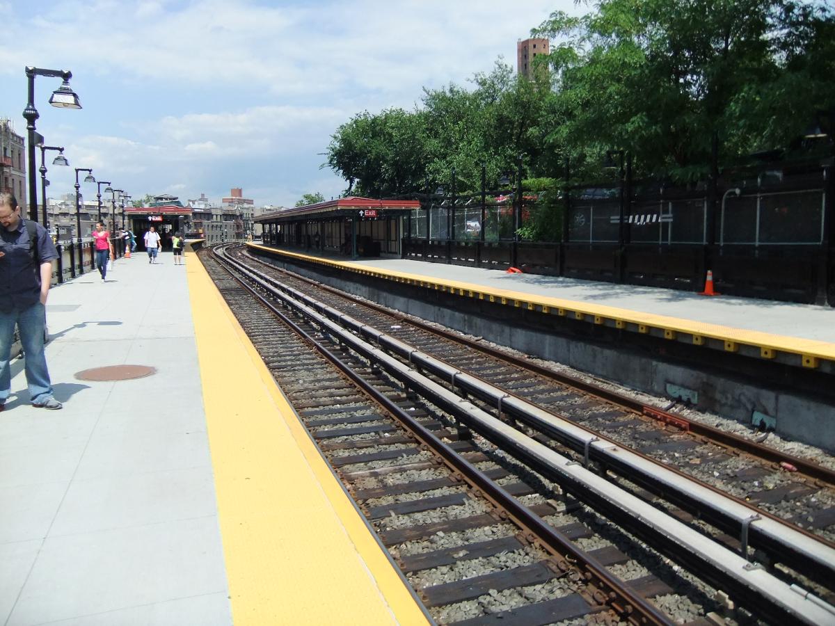 Both platforms at Dyckman Street (Bway-7th Avenue) 