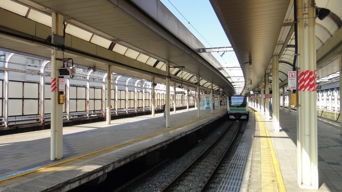 Sakuragicho Station Looking north from the south end of platforms 1 and 2, with a Yokohama Line E233-6000 series EMU awaiting departure from platform 3