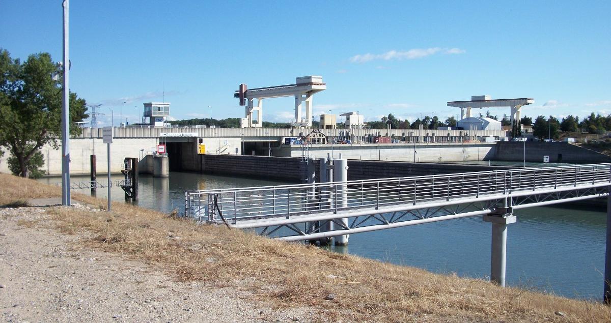 Centrale-écluse de Caderousse Pont-barrage sur le Rhône à Caderousse (FR), vu de l'aval. L'aménagement comprend une écluse (à gauche) et une centrale hydro-électrique de 6 turbines et est exploité par la CNR (Compagnie Nationale du Rhône).