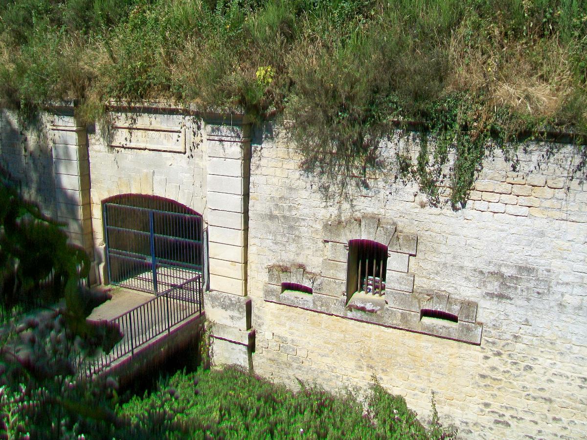 L'entrée, vue depuis la première enceinte de fortification au sud. 
