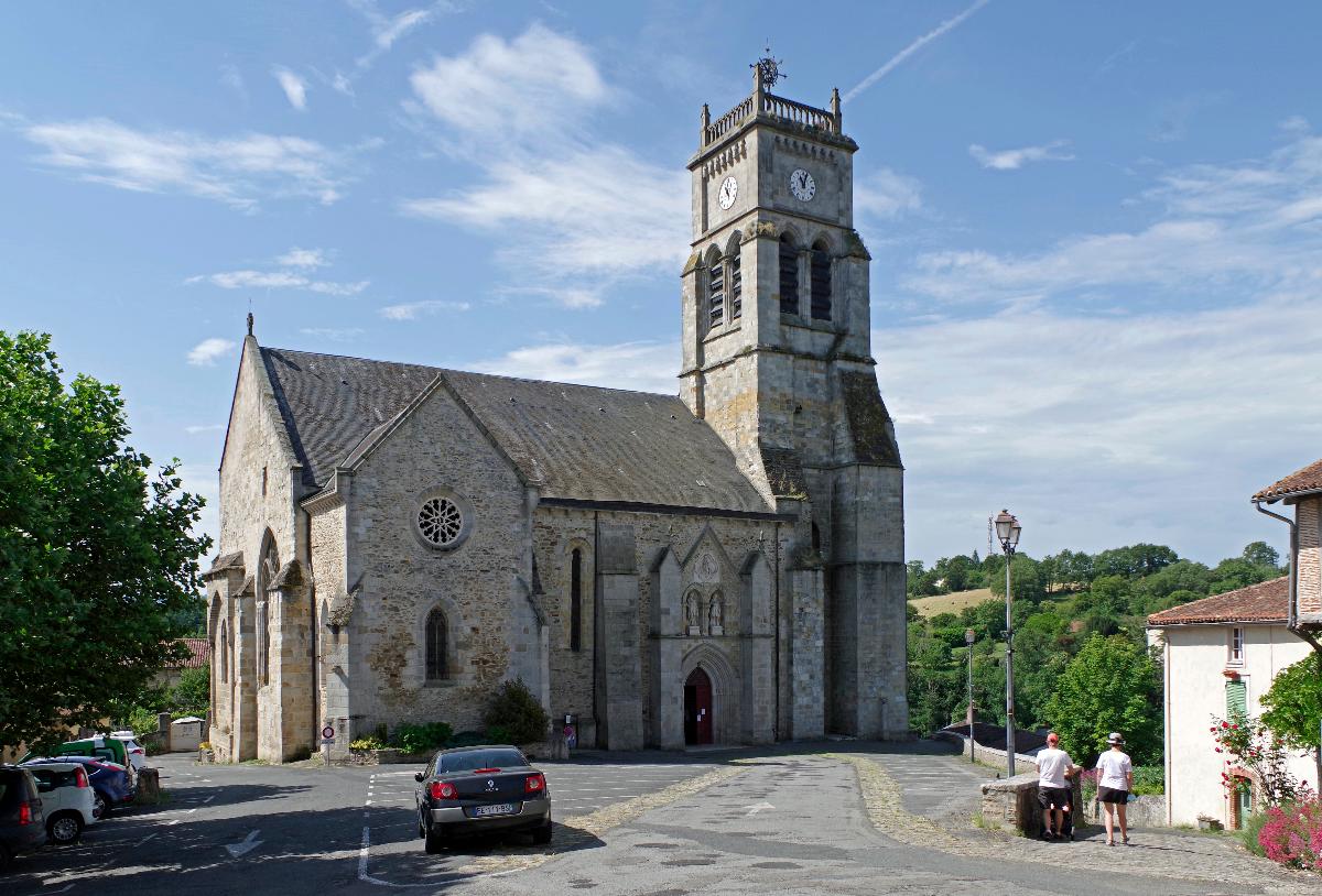 Église de l'Assomption-de-la-Très-Sainte-Vierge de Bellac Construite au XIIe siècle, l'église est à l'origine la chapelle des comtes de Marche. La première nef romane, est doublée, au XIVe siècle, par une seconde nef gothique, édifiée au nord de la première.
Le gros clocher carré date également de cette époque, ainsi que le portail sud. 
Les deux chapelles latérales, de style flamboyant, qui flanquent les nefs au nord et au sud, furent édifiées au XVe siècle. 
Le clocher fut restauré une première fois de 1619 à 1622, puis une seconde au début de la Révolution.