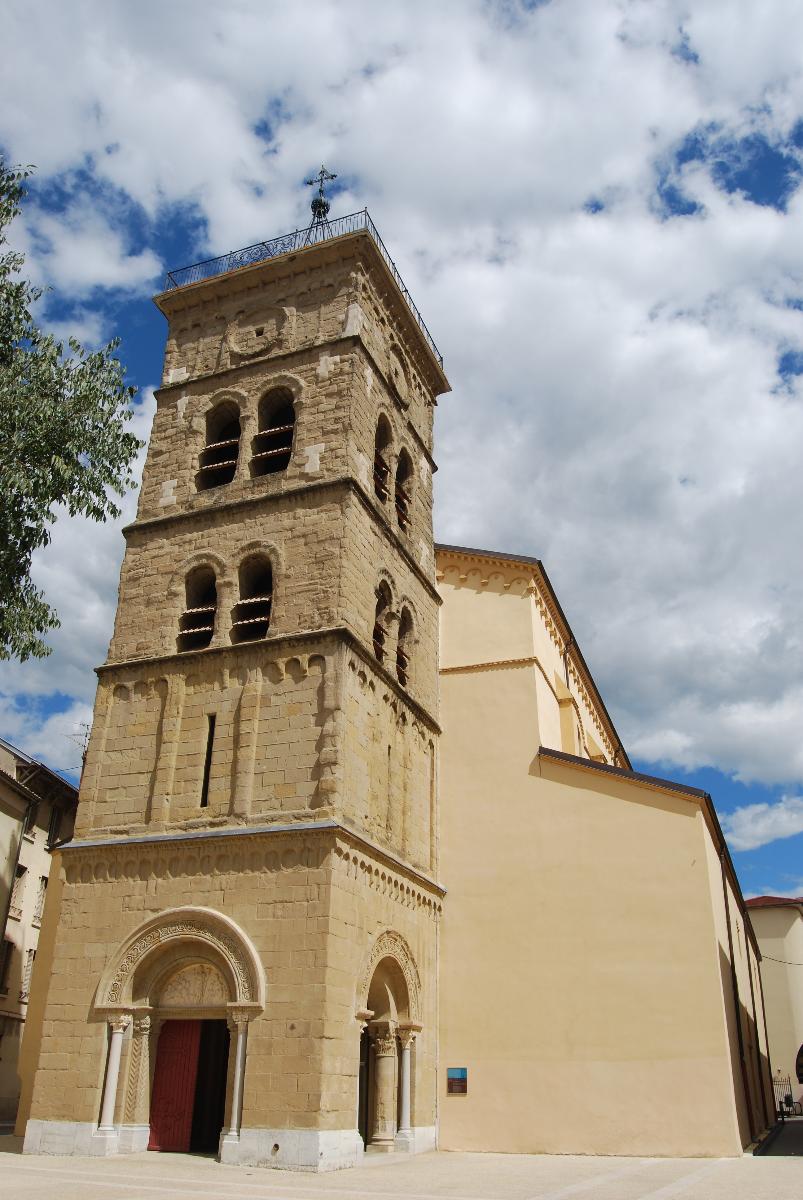 Vue générale de l'église Saint-Jean-Baptiste à Valence depuis la place Saint-Jean 