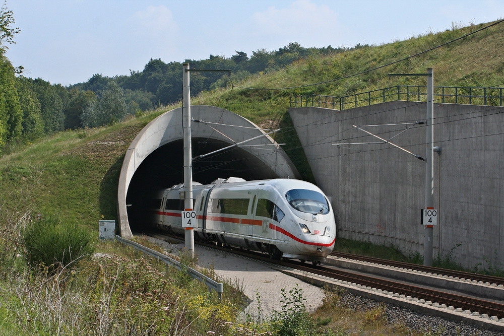 Das Nordportal des Elzer-Berg-Tunnels auf der Schnellfahrstrecke Köln–Frankfurt 