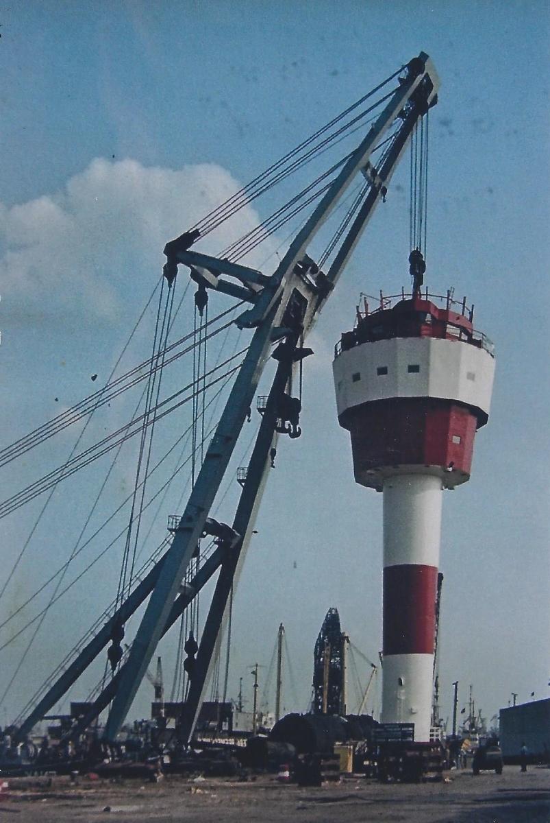 Der neue Leuchtturm Großer Vogelsand am Haken vom Schwimmkran Enak in Bremerhaven vor dem Transport zum Großen Vogelsand. 