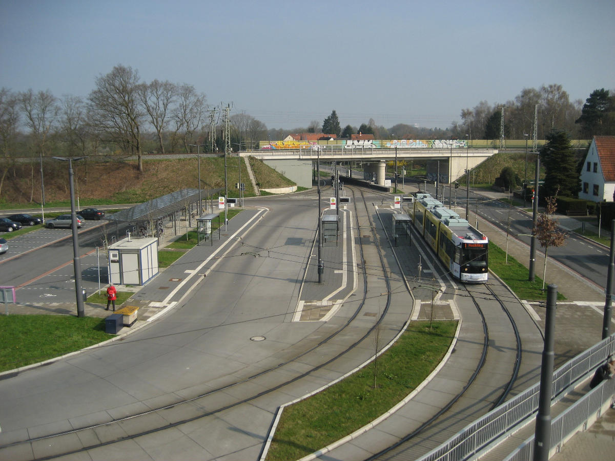 Endhaltestelle und Wendeschleife der Straßenbahn 1, Bremen Mahndorf Im Hintergrund verläuft die Bremer Umgehungsbahn (Sagehorn–Dreye) über die Brücke. Von Fußgängerbrücke des Bahnhofs aus fotografiert.