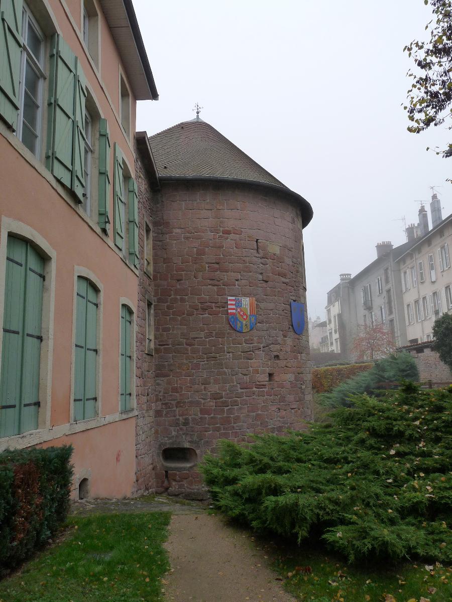 Epinal (Vosges) : murailles et tours (XIIIe-XVIIe s.) dans le quartier du Chapitre 