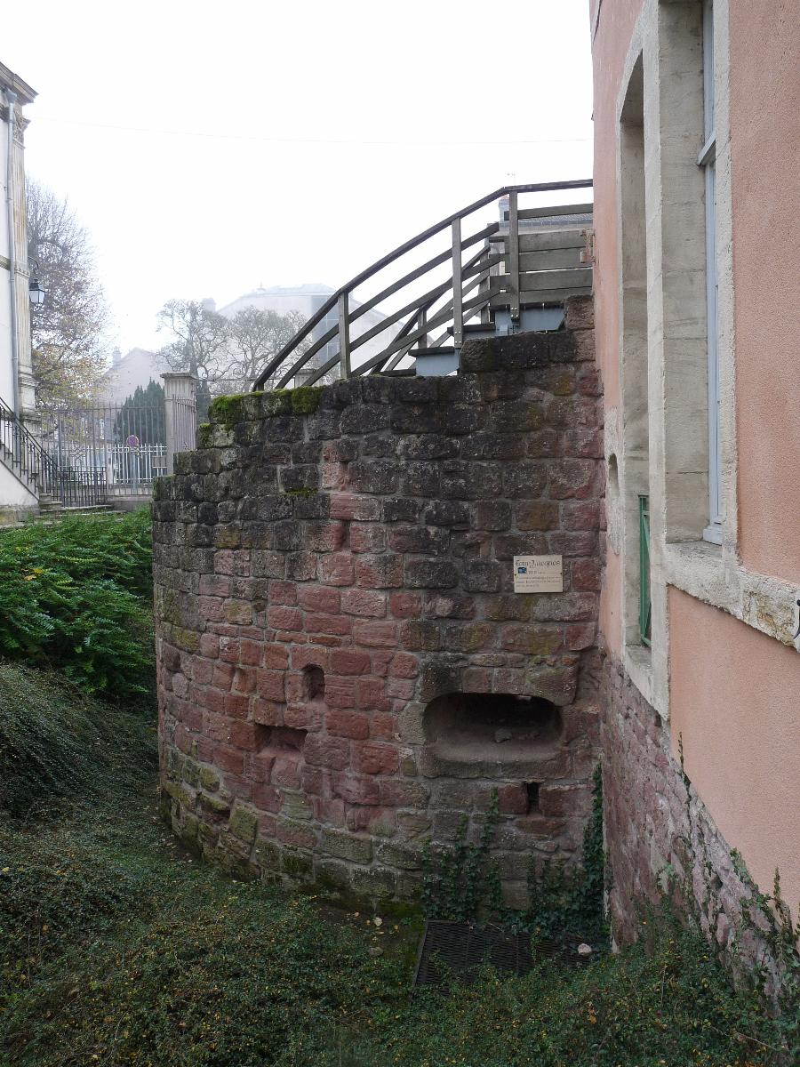 Epinal (Vosges) : la tour Jacques (XIIIe s.. Canonnière remplaçant une archère. Fondations de la tour et de la muraille. 