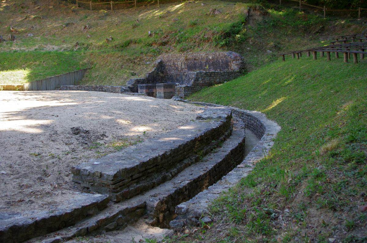 Amphitheatre Gallo-Romain of Gennes (Maine-et-Loire) This is a semi amphitheater backs onto the hill of Mazerolles south of the town of Gennes. Recent excavations indicate that this amphitheater built in the late 1st century was used until the early third century (as indicated movable Elements, coins and pottery, find yourself). Euripus (channel rainwater collector) paved with terra cotta was covered with a wooden floor.