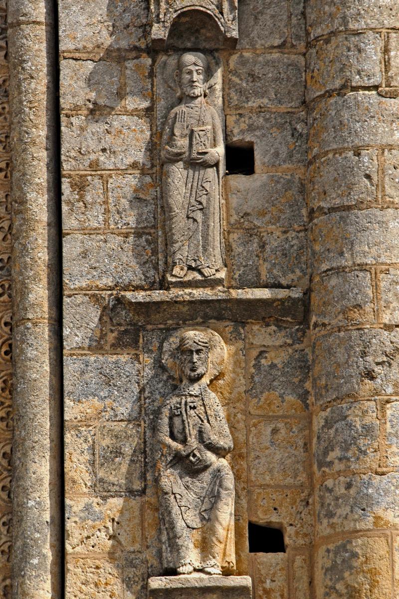 Saint-Jouin-de-Marnes, Die Heiligen Petrus und Paulus flankieren das Mittelfenster 