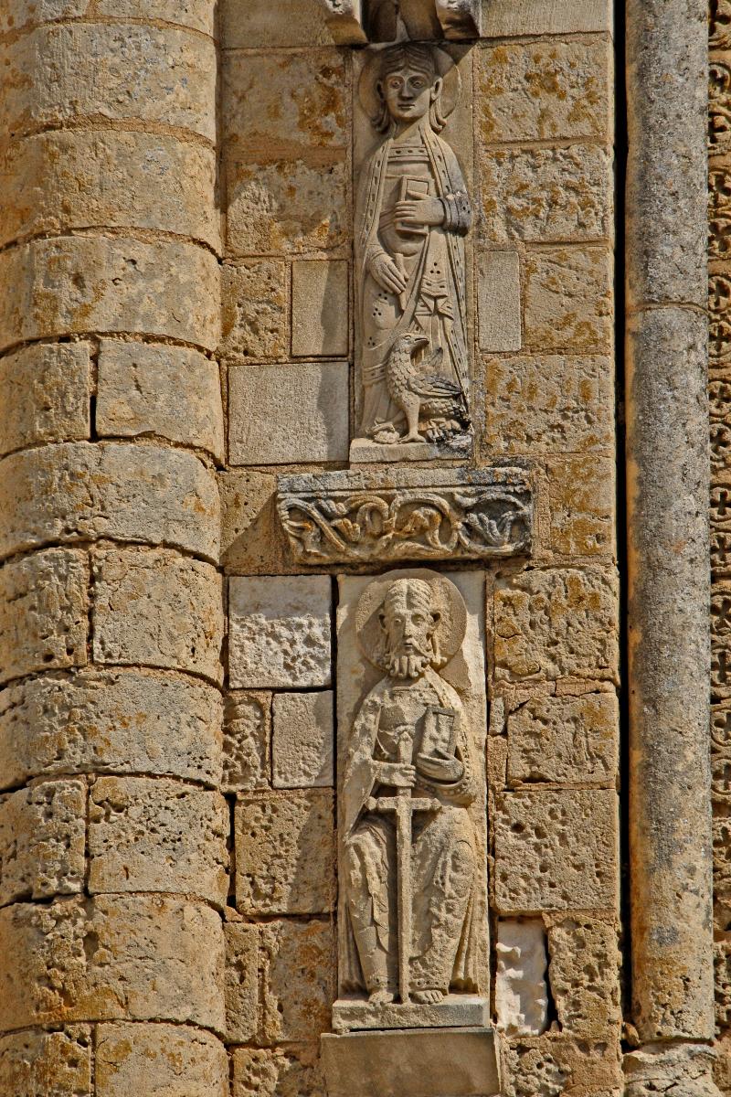 Saint-Jouin-de-Marnes, Die Heiligen Jovinus und Johannes flankieren das Mittelfenster 