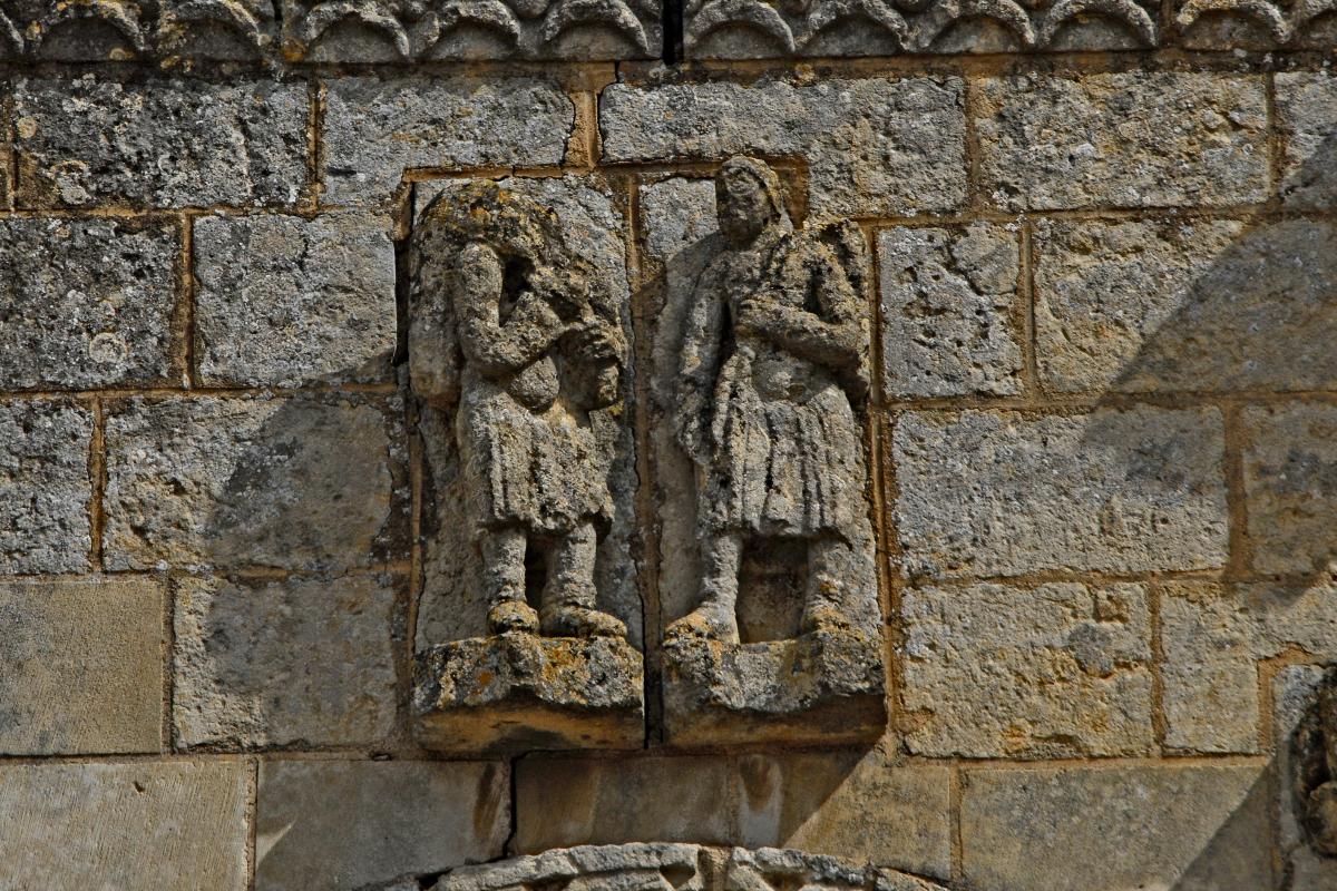 Saint-Jouin-de-Marnes, Reliefs über linkem Fenster 
