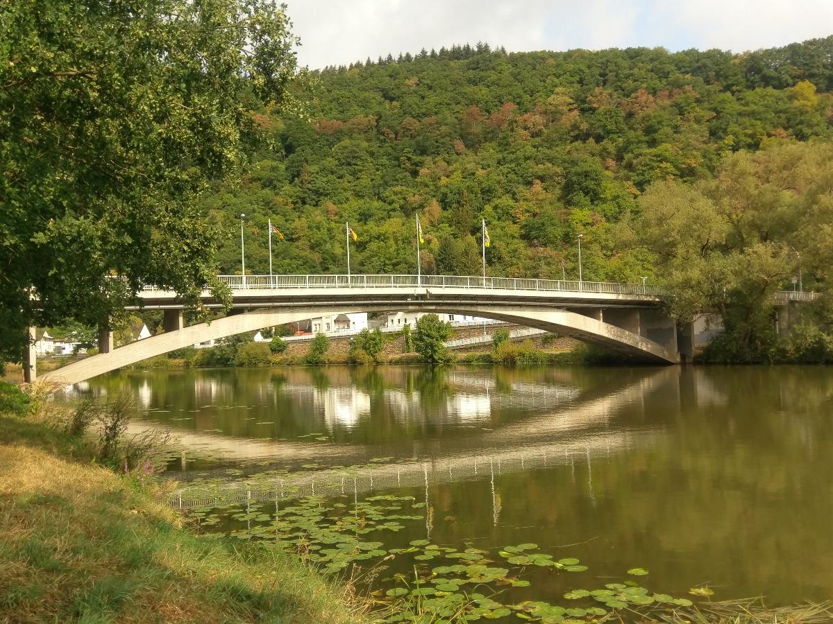 Lahnbrücke zwischen Fachbach und Nievern Einbogige Stahlbetonbrücke, erbaut 1928.