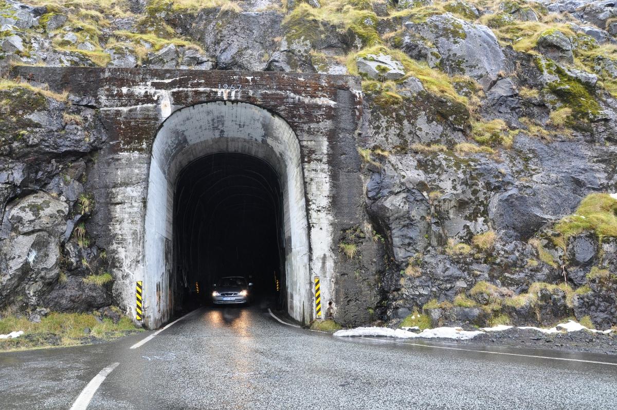 Hvannasundstunnilin (Hvannasund Tunnel) Entrance of the Hvannasundstunnilin (Hvannasund Tunnel) close to Norðdepil on the island Borðoy, Faroe Islands. This tunnel was built in 1967. It is 2120 m long and connects Norðdepil with Árnafjørður. It has only a single lane and no lights. There's one priority direction, with a series of passing places on the other side. This tunnel is one in a series of two that connects Klaksvík with the eastern side of Borðoy and with the island Viðoy. The other is the Árnafjarðartunnilin (Árnafjørður Tunnel) that connects Klaksvík and Árnafjørður (1680 m long, built in 1965, also single lane, no lights).