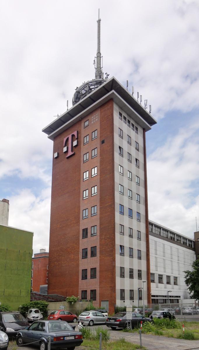 Alter Fernmeldeturm Bremen Fernmeldeturm von 1961. Standort: Ecke Ölmühlenstraße/Corssengang. Höhe: 117 m (ursprünglich 122,2 m)