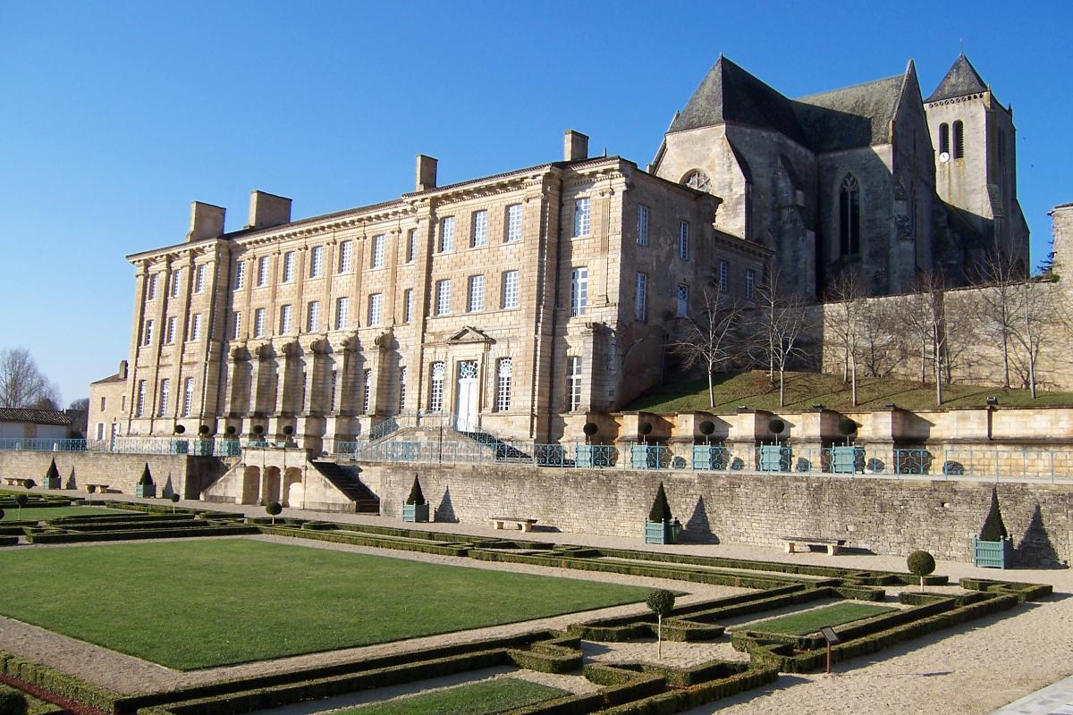 Abbaye royale Notre-Dame et son jardin à la française, ville de Celles sur Belle, département des Deux-Sèvres, France 