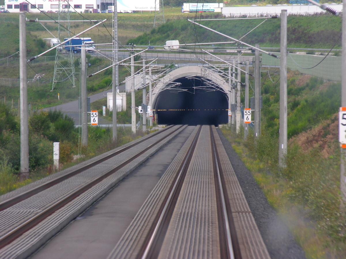 Führerstandsperspektive eines ICE 3 in der Anfahrt auf das Südportal des Fernthaltunnels bei Neustadt (Wied) 