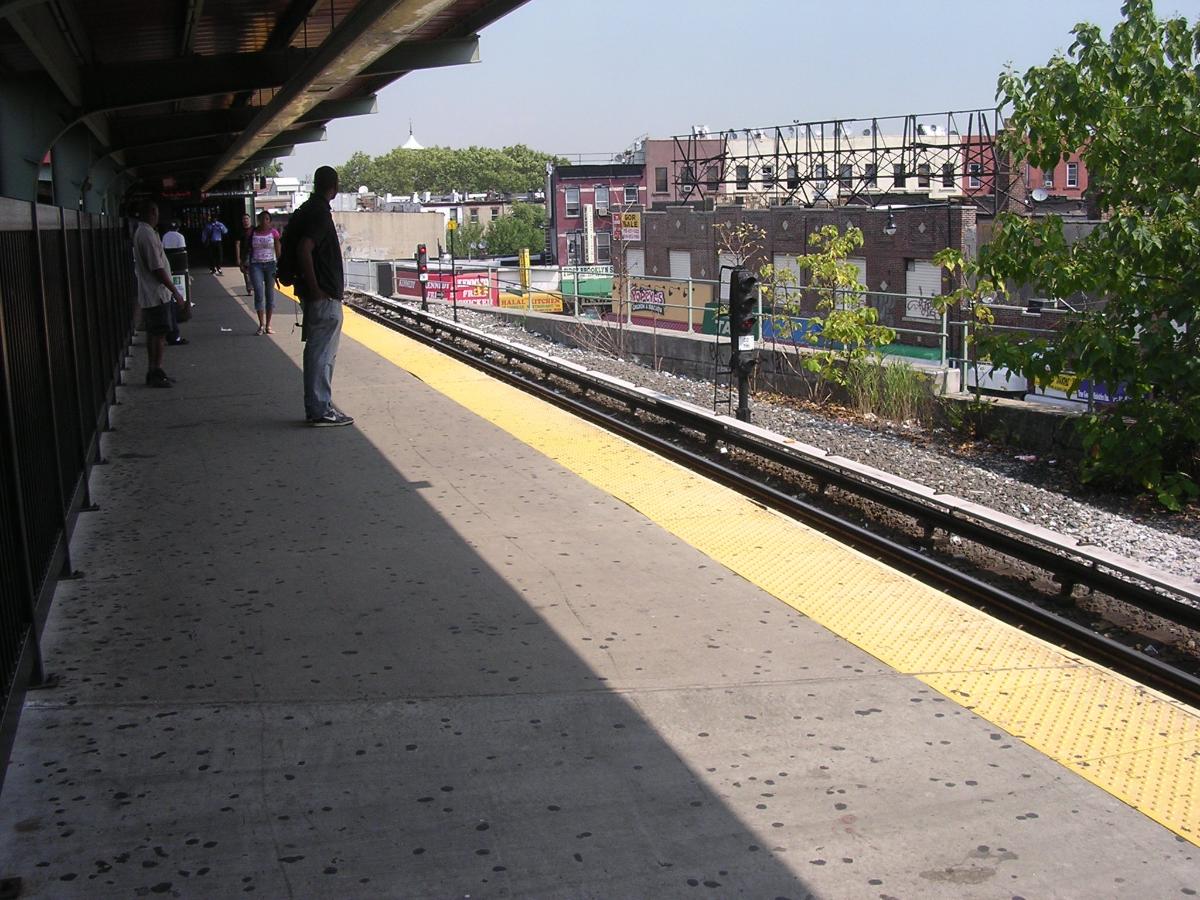 Platform at Franklin Avenue awaiting Franklin Avenue Shuttle train 