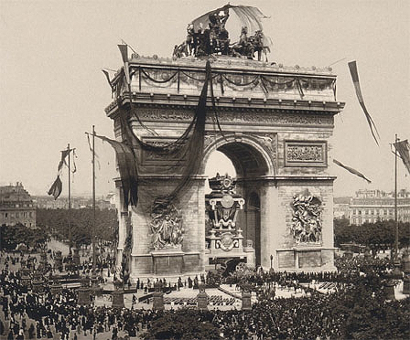 Catafalque et castrum doloris de Victor Hugo, sous l'Arc de Triomphe, lors de ses funérailles, le 31 mai 1885 
