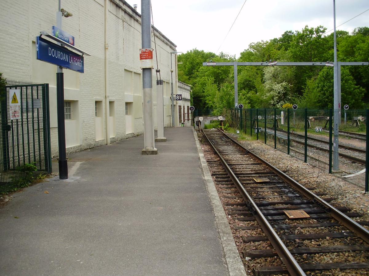 Bahnhof Dourdan - La Forêt 